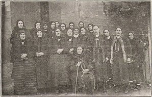 Група батачанки, по-възрастнитѣ отъ които са преживѣли възстанието