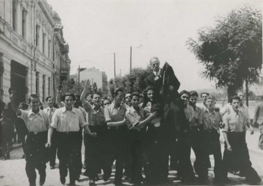 Коле Ципушев носен от ученици в Скопие, 1942 г.
